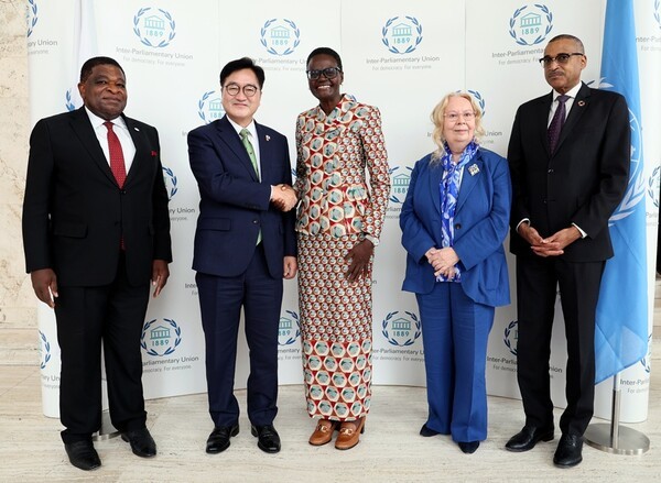 우원식 의장이 제6차 세계국회의장회의 참석차 스위스 제네바 유엔 회의장에 들어서면서 툴리아 악손 IPU 회장 등에게 환영을 받고 있다. (왼쪽부터) 마틴 춘공 IPU 사무총장, 우원식 국회의장, 툴리아 악손 IPU 회장, 타티아나 발로바야 유엔 제네바 사무소장.[출처=국회]