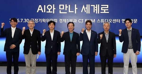 정태호 국정기획위원회 경제1분과장(왼쪽 네 번째부터)과 허민회 CJ 경영지원대표, 윤상현 CJ ENM 대표(오른쪽)를 비롯한 위원들이 30일 경기 파주시 탄현면 CJ ENM 스튜디오를 찾아 기념촬영을 하고 있다.[출처=연합]