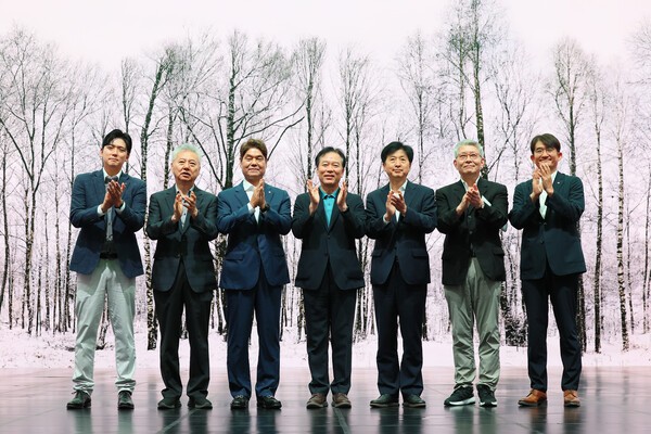 30일 오전 대통령 직속 국정기획위원회 경제1분과가 CJ ENM 파주 스튜디오센터를 찾아 AI 융합 콘텐츠 기술 현황을 점검하고, 산업 활성화 전략을 논의했다. 방준식 CJ 4DPLEX 대표(왼쪽부터)와 홍성국 국정기획위원회 경제1분과 위원, 허민회 CJ 경영지원 대표, 정태호 국정기획위원회 경제1분과장, 오기형 국정기획위원회 경제1분과 위원, 이종욱 국정기획위원회 경제1분과 위원, 윤상현 CJ ENM 대표가 기념촬영을 하고 있다. [출처=국정기획위원회]