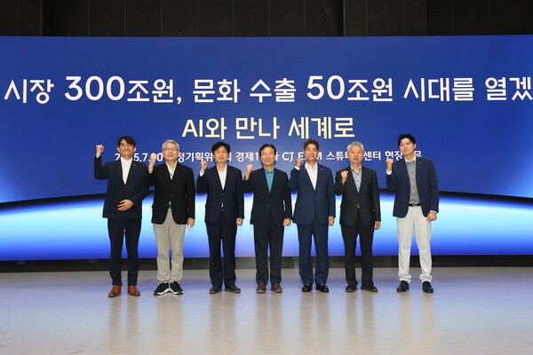 30일 오전 대통령 직속 국정기획위원회 경제1분과가 CJ ENM 파주 스튜디오센터를 찾아 AI 융합 콘텐츠 기술 현황을 점검하고, 산업 활성화 전략을 논의했다. 윤상현 CJ ENM 대표(왼쪽부터)와 이종욱 국정기획위원회 경제1분과 위원, 오기형 국정기획위원회 경제1분과 위원, 정태호 국정기획위원회 경제1분과장, 허민회 CJ 경영지원 대표, 홍성국 국정기획위원회 경제1분과 위원, 방준식 CJ 4DPLEX 대표가 기념촬영을 하고 있다. [출처=국정기획위원회]