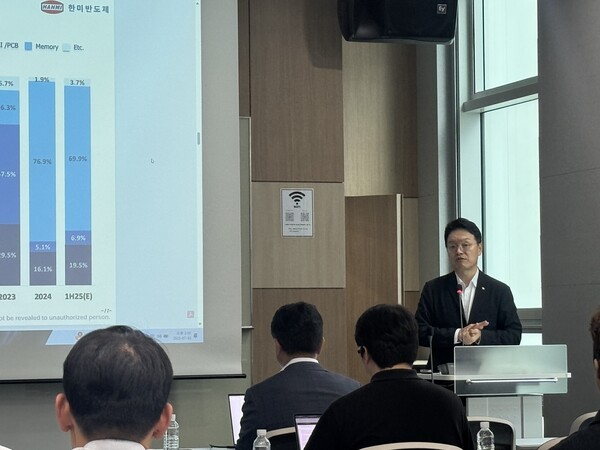 김정영 한미반도체 최고재무책임자(CFO·부사장)이 서울 여의도 포스트타워에서 2분기 잠정실적 리뷰를 발표하고 있다. [출처=연합]