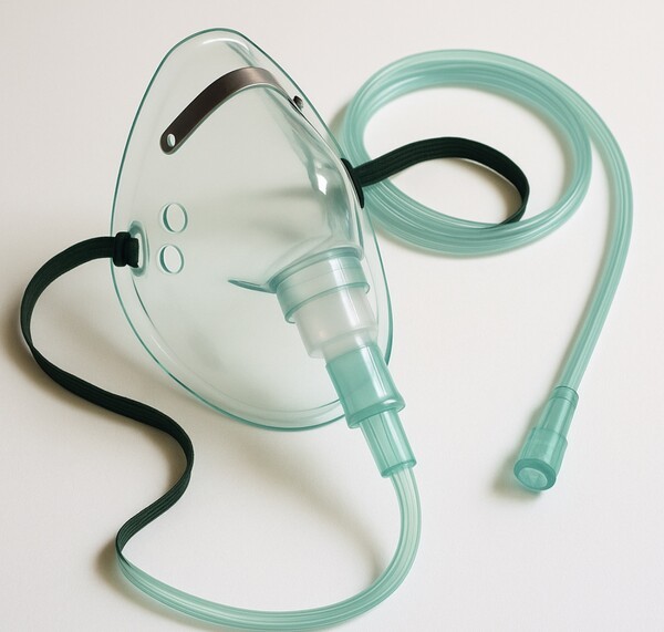 '죽어가는' 보험사들이 심폐소생술을 받고 있다. 보험 시장에서 20년 가까이 쇠락해가고 있는 MG손해보험과 KDB생명이다. 이들 보험사를 되살려보기 위해 국회와 국책은행 한국산업은행이 산소호흡기를 꺼내들었다. 챗GPT 생성 이미지.[출처=오픈AI]