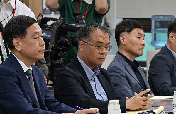 대통령 직속 국정기획위원회 경제2분과 성장동력TF 및 산업통상에너지소위는 30일, '주요 제조업 업황 청취 및 경쟁력 제고 방안' 간담회를 개최했다고 밝혔다. 이한주 위원장 직무대행으로 진행된 이번 간담회에는 주형철 기획위원을 비롯해 석유화학협회, 철강협회, 배터리협회 관계자들이 참석했다.[출처=연합]