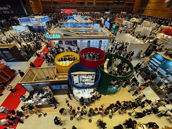 관람객들로 북적이는 '제5회 서울바앤스피릿쇼' 전시장 전경. [출처=전제형 기자]