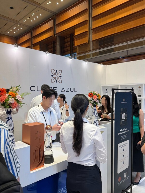 서울 강남구 삼성동 코엑스에서 열린 ‘제5회 서울바앤스피릿쇼’에 참가한 프리미엄 테킬라 브랜드 '클라세 아줄(CLASE AZUL)' 부스에서 관람객들이 제품을 시음하고 있다. [출처=전제형 기자]