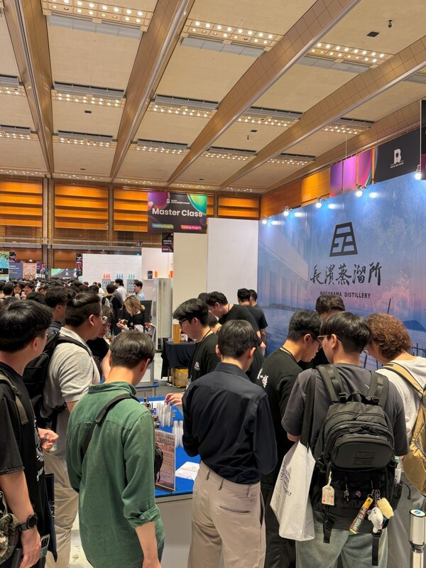 서울 강남구 삼성동 코엑스에서 열린 ‘제5회 서울바앤스피릿쇼’의 나가하마 증류소(NAGAHAMA DISTILLERY) 부스를 찾은 관람객들이 제품에 대한 설명을 들으며 시음 체험을 하고 있다. [출처=전제형 기자]