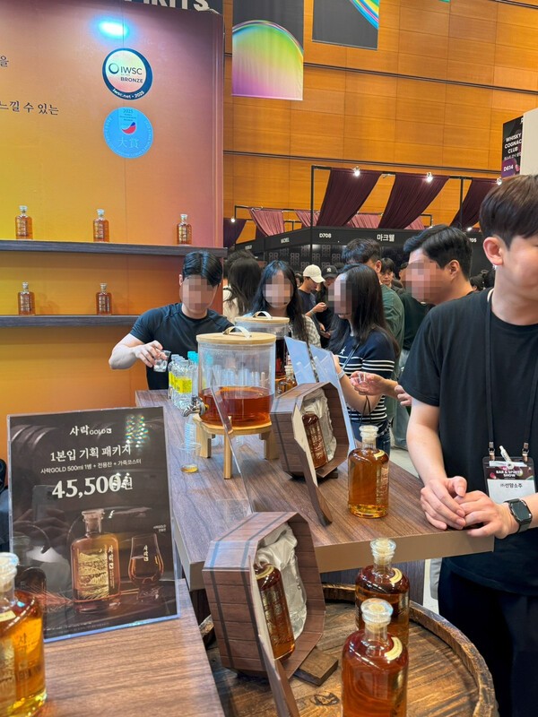 서울 강남구 삼성동 코엑스에서 열린 ‘제5회 서울바앤스피릿쇼’ 현장에서 관람객들이 위스키 브랜드 ‘사락(SARAK)’ 부스를 찾아 제품을 시음하고 있다. [출처=전제형 기자]