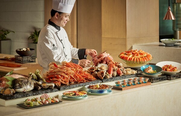 그랜드 인터컨티넨탈 서울 파르나스의 프리미엄 뷔페 레스토랑 ‘그랜드 키친’에서 셰프가 제철 보양 해산물로 구성된 ‘오션스 마켓(Ocean’s Market)’ 프로모션 메뉴를 준비하고 있다. [출처=파르나스호텔]