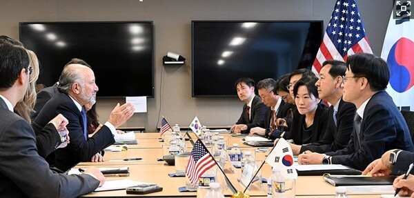 지난 29일(현지시간) 미국 워싱턴DC를 방문한 한국 무역협상 대표단이 하워드 러트닉 미국 상무장관과 통상협의를 하고 있다. [출처=연합]