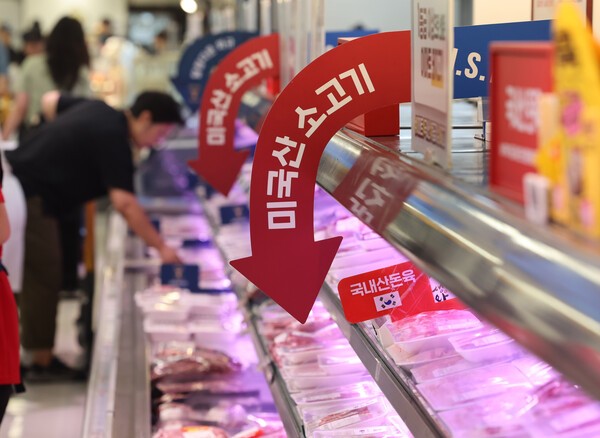 한미 관세협상이 미국산 소고기 수입 제한과 쌀 시장 개방을 허용하지 않는 선에서 타결됐다. 서울 시내 한 대형마트 미국산 소고기 판매대. [출처=연합뉴스]