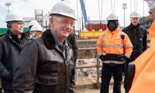 필리조선소에 방문한 마크 켈리 애리조나주 상원의원. [출처=켈리 상원의원 홈페이지 캡처]