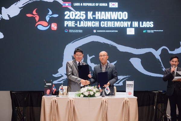 전국한우협회와 LABA와 MOU를 체결하고 있다. 라오스 LABA 캄라 부회장(왼쪽) 한양수 한우협회 부회장(오른쪽) [출처=전국한우협회]