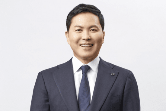 국내 화장품 업계 최고경영자(CEO) 가운데 가장 많은 보수를 받은 인물은 현재 콜마그룹 내 경영권 갈등을 빚고 있는 윤상현 콜마홀딩스 부회장으로 나타났다. [출처=콜마홀딩스]