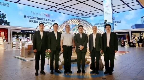 (왼쪽부터) 곽종우 신세계디에프 마케팅 담당, 양호진 전무, 판홍샹 우상그룹 동사장, 문현규 상무, 후용 왕푸징그룹 부총재, 윤기섭 코트라 우한무역관장이 신세계면세점 명동점 10층 아이코닉존 미디어파사드 앞에서 기념촬영 하고 있다. [출처=신세계면세점]