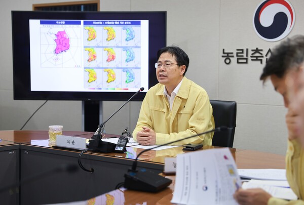 강형석 농식품부 차관이 농작물 가축 피해 예방 대책 회의를 주재하고 있다. [출처=농식품부]