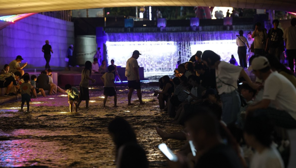 지난 7월 31일 서울 청계천에서 시민들이 더위를 식히고 있다. [출처=연합]
