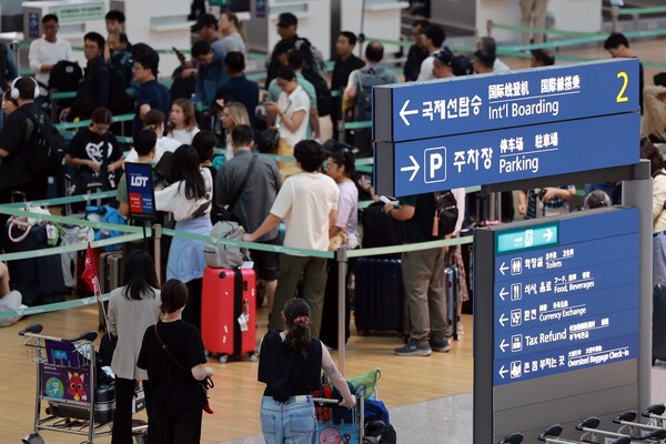 지난달 29일 인천국제공항 제1여객터미널 출국장에서 승객들이 탑승 수속을 위해 대기줄에서 자신의 순서를 기다리고 있다. [출처=연합뉴스]