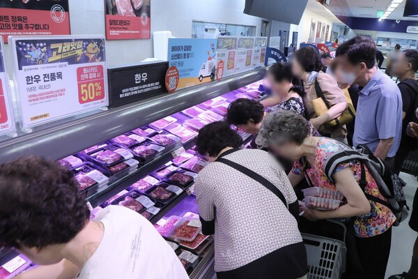 1일 오전 이마트 용산점에서 고객들이 반값 한우를 구매하고 있다. [출처=이마트]
