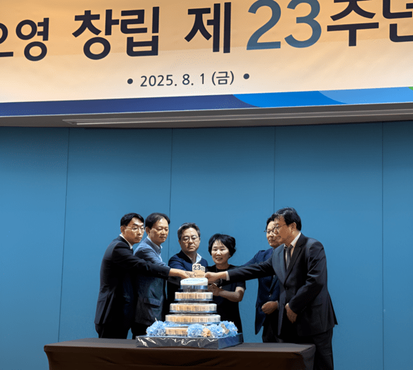 1일 서울 서대문구 연희동 지오영 본사에서 열린 창립 제23주년 기념식에서 조선혜 회장과 주요 임원들이 케이크 커팅을 진행하고 있다. [출처=지오영]