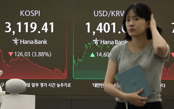 1일 서울 중구 하나은행 본점 딜링룸 전광판에 코스피 지수와 원·달러 환율 종가가 표시돼 있다.[출처= 연합]