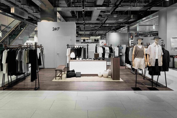 코오롱인더스트리FnC부문이 전개하는 라이프스타일 브랜드 ‘24/7series(이사칠 시리즈)’가 8월 13일까지 더현대서울에서 팝업스토어를 운영한다. [출처=코오롱FnC]