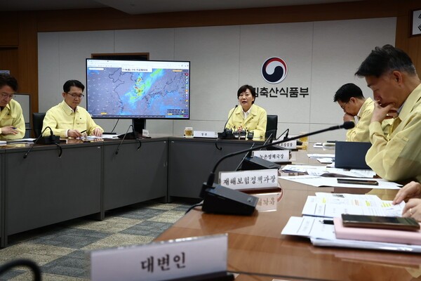 송미령 농림축산식품부 장관이 지난달 18일 정부세종청사에서 농업분야 호우 대처상황 긴급 점검회의를 주재하고 있다. [출처=연합뉴스]