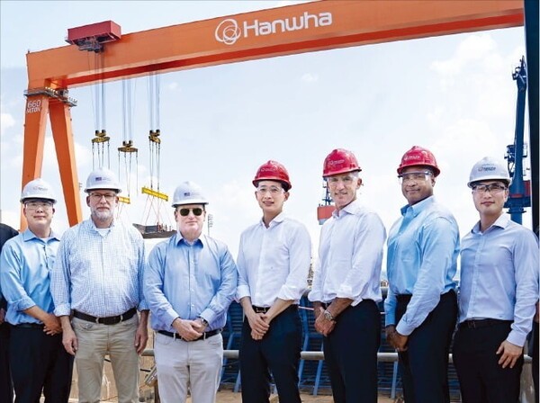 존 펠런 미국 해군성 장관(왼쪽 세 번째)과 러셀 보트 백악관 예산관리국장(두 번째) 등 미국 정부 관계자들이 김동관 한화그룹 부회장(네 번째)의 안내로 지난달 30일 펜실베이니아주 필라델피아의 한화 필리조선소를 둘러봤다. [출처=한화]