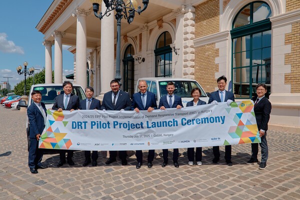 현대자동차는 지난달 31일(현지시각) 헝가리 괴될뢰(Gödöllő)시에서 열린 ‘헝가리 수요응답교통 서비스 개통식’에서 최첨단 수요응답교통 플랫폼을 제공하고, 글로벌 사업 확장 기반을 마련한다고 3일(일) 밝혔다.(왼쪽에서 두번째부터) 기획재정부 최병석 경제협력기획과장, 주헝가리 대한민국대사관 김상욱 공사참사관, 헝가리 국가경제부 사볼치 소노키 차관보, 헝가리 괴될뢰 죄르지 게메시 시장, NTP 발리주 센트죄르지 사장, 현대차 모빌리티사업실 김수영 상무, KDI 김형태 부원장 [출처=현대자동차]