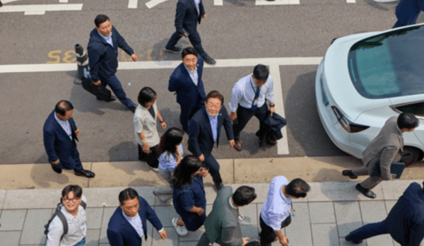 이재명 대통령(가운데)이 이동하고 있다. [출처=연합]