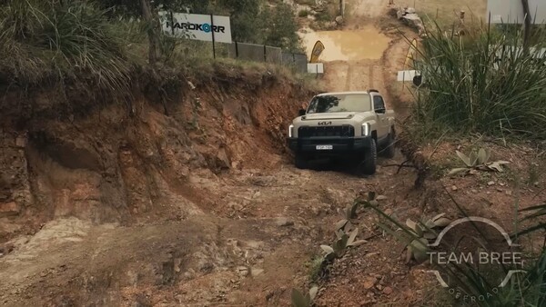 기아 타스만이 한쪽 바퀴가 들린 상황에서도 우수한 트랙션 컨트롤 시스템을 이용해 언덕을 등반하고 있다. [출처: 팀 브리 오프로드(Team Bree Offroad) 유튜브 채널]