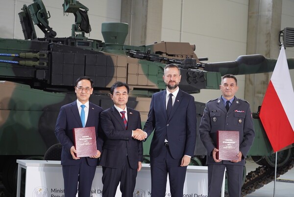 안규백(왼쪽 두 번째) 국방부 장관과 브와디스와프 코시니악-카미슈(세 번째) 폴란드 부총리 겸 국방장관, 아르뚜르 쿱텔(네 번째) 폴란드 군비청장, 이용배(첫 번째) 현대로템 대표이사 사장이 1일(현지시간) 폴란드 글리비체에서 진행된 폴란드 K2 전차 2차 이행계약 서명식에서 기념촬영을 하고 있다. [출처=현대로템]