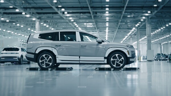 HMGMA에서 생산된 아이오닉 9이 주차로봇에 실려 무인 품질 검사 공정으로 운반되는 모습 [출처=현대자동차그룹]