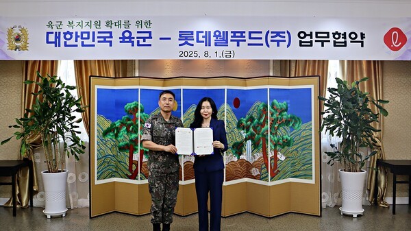 여명랑 롯데웰푸드 푸드사업부장(오른쪽)과 김진익 육군본부 인사참모부장이 지난 1일 충남 계룡대 육군본부에서 열린 육군 복지지원 확대를 위한 업무협약(MOU) 체결식에 참석해 기념촬영을 하고 있다. [출처=롯데웰푸드]