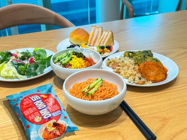 농심은 여름 성수기를 맞아 오는 14일까지 인천·김해공항 라운지에서 ‘배홍동비빔면’을 제공하며 공항 이용객 대상 브랜드 체험을 확대한다. [출처=농심]