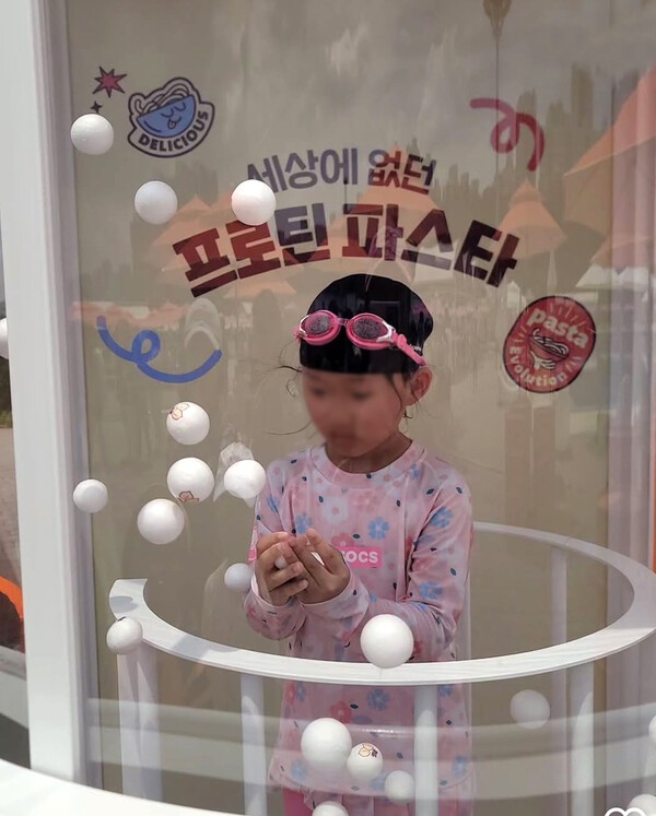   서울 한강공원 수영장 삼양식품 이벤트존에서 어린이가 이벤트에 참여하고 있다. [출처=삼양라운드스퀘어]