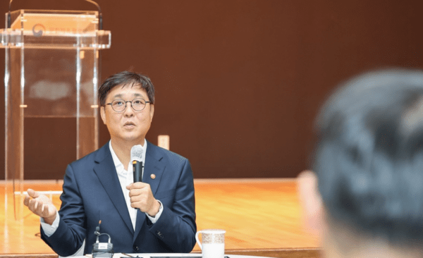 최휘영 신임 문화체육관광부 장관이 지난달 31일 정부세종청사 문체부 대강당에서 열린 취임식에서 직원들과 대화를 나누고 있다. [출처=연합]