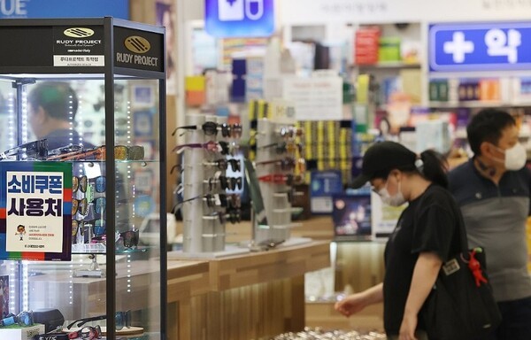 정부가 지난달 21일부터 시작한 ‘민생회복 소비쿠폰’ 정책이 소상공인 매출에 긍정적인 변화를 가져온 것으로 나타났다. [출처=연합]