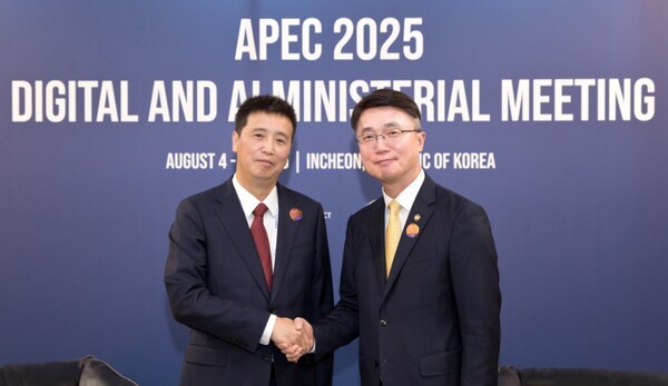 4일 인천 송도컨벤시아에서 슝지쥔 중국 공업정보화부 부부장(사진 왼쪽)을 만난 류제명 과학기술정보통신부 제2차관(사진 오른쪽)이 악수를 하고 있다.[출처=과학기술정보통신부]