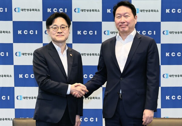 4일 서울 대한상공회의소 접견실에서 김정관 산업통상자원부 장관과 최태원 대한상공회의소 회장과 면담을 했다. [출처=대한상의]