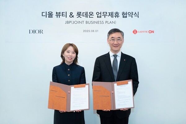 롯데온이 지난 8월 1일 서울 광화문 디올 뷰티 코리아 본사에서 ‘크리스챤 디올 뷰티 코리아’와 전략적 비즈니스 파트너십(JBP)을 체결했다. 사진 오른쪽부터 롯데쇼핑 e커머스사업부 박익진 대표와 크리스챤 디올 뷰티 코리아 김백남 지사장이 JBP 기념촬영을 하고 있는 모습. [출처=롯데온]