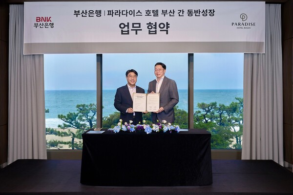 최종환 파라다이스 대표이사(오른쪽)와 방성빈 BNK부산은행장이 지난 4일 파라다이스 호텔 부산 카프리룸에서 진행된 ‘파라다이스 호텔 부산·BNK부산은행 지역경제 활성화 업무협약식’에 참석해 기념촬영을 하고 있다. [출처=파라다이스 호텔 부산]