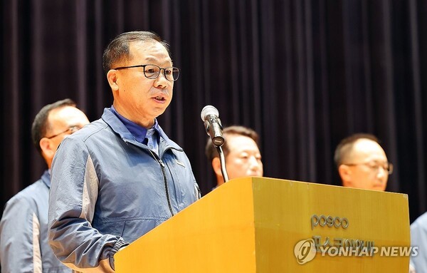 정희민 포스코이앤씨 사장이 29일 인천 송도 본사에서 연이은 현장 사망사고와 관련한 담화문을 발표하는 모습. [사진제공=연합]