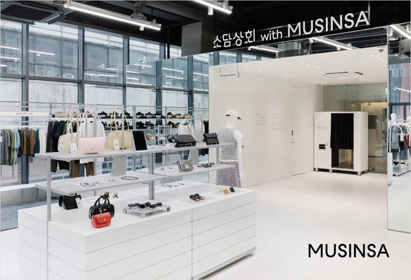 무신사가 패션·뷰티 분야 소상공인의 판로 확대를 돕기 위해 서울 성수동에 구축한 ‘소담상회 with 무신사’가 지난 6월초 시범 오픈 이후 한달여간 온·오프라인 누적 판매액 30억원을 돌파했다. [출처=무신사]
