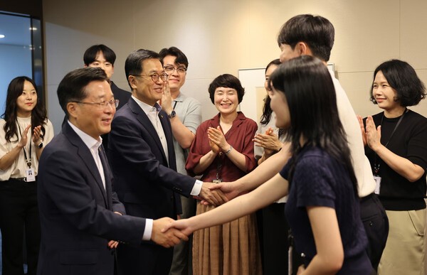 한화생명 신임 각자 대표이사인 권혁웅(앞줄 왼쪽 첫 번째) 부회장과 이경근(앞줄 왼쪽 두 번째) 사장이 5일 서울 여의도 한화생명 본사 내 임직원들을 찾아 직접 인사하며 악수를 하고 있다./사진=한화생명