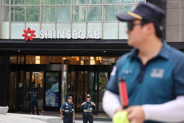 5일 서울 중구 명동 신세계백화점 본점에 폭발물을 설치했다는 협박 글이 인터넷 커뮤니티에 올라와 출동한 경찰이 주변을 통제하고 있다. [출처=연합뉴스]