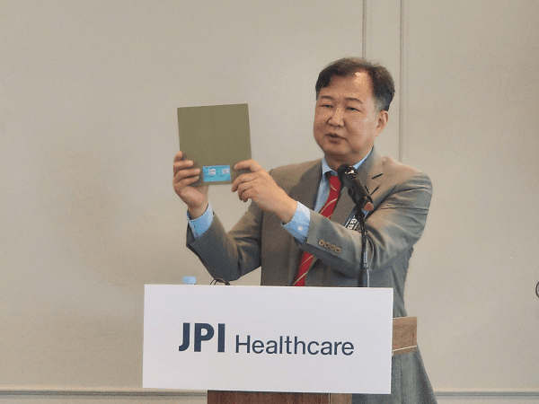 김진국 제이피아이헬스케어 대표가 6일 여의도에서 열린 기자간담회에서 코스닥 상장 이후 글로벌 성장 전략과 미래 비전을 발표했다. [출처=임서아 기자]