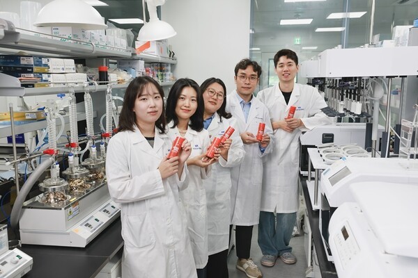 콜마비앤에이치 식품과학연구소 직원들이 연구·개발한 ‘애터미 헤모힘 샷 제품을 들고 포즈를 취하고 있다. [출처=콜마비앤에이치]