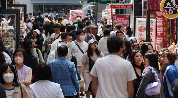 명동을 찾은 관광객들 [출처=연합]