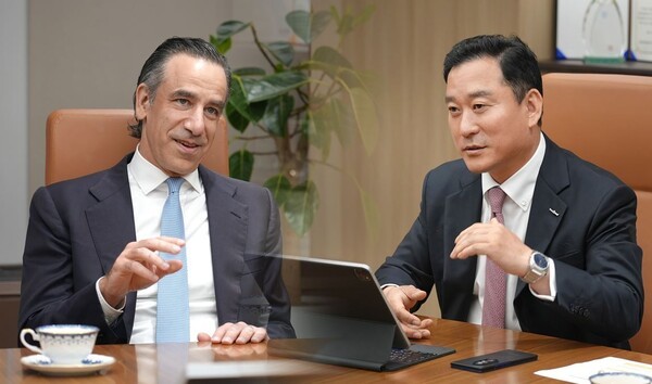 한국투자증권 본사에서 김성환 사장(오른쪽)과 뮤지니치앤코(Muzinich & Co)의 저스틴 뮤지니치 사장이 글로벌 투자 다변화 및 경쟁력 강화를 위한 협업을 논의하고 있다. [출처= 한국투자증권]
