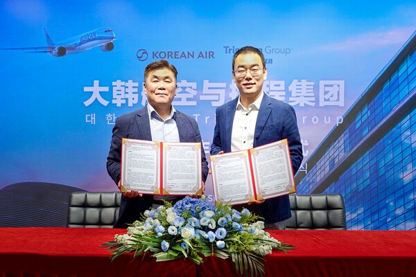 박요한 대한항공 중국지역본부장(왼쪽)과 장용(Zhang Yong) 트립닷컴 그룹 항공권 사업부 CEO가 기념 촬영을 하고 있다.[출처=대한항공]